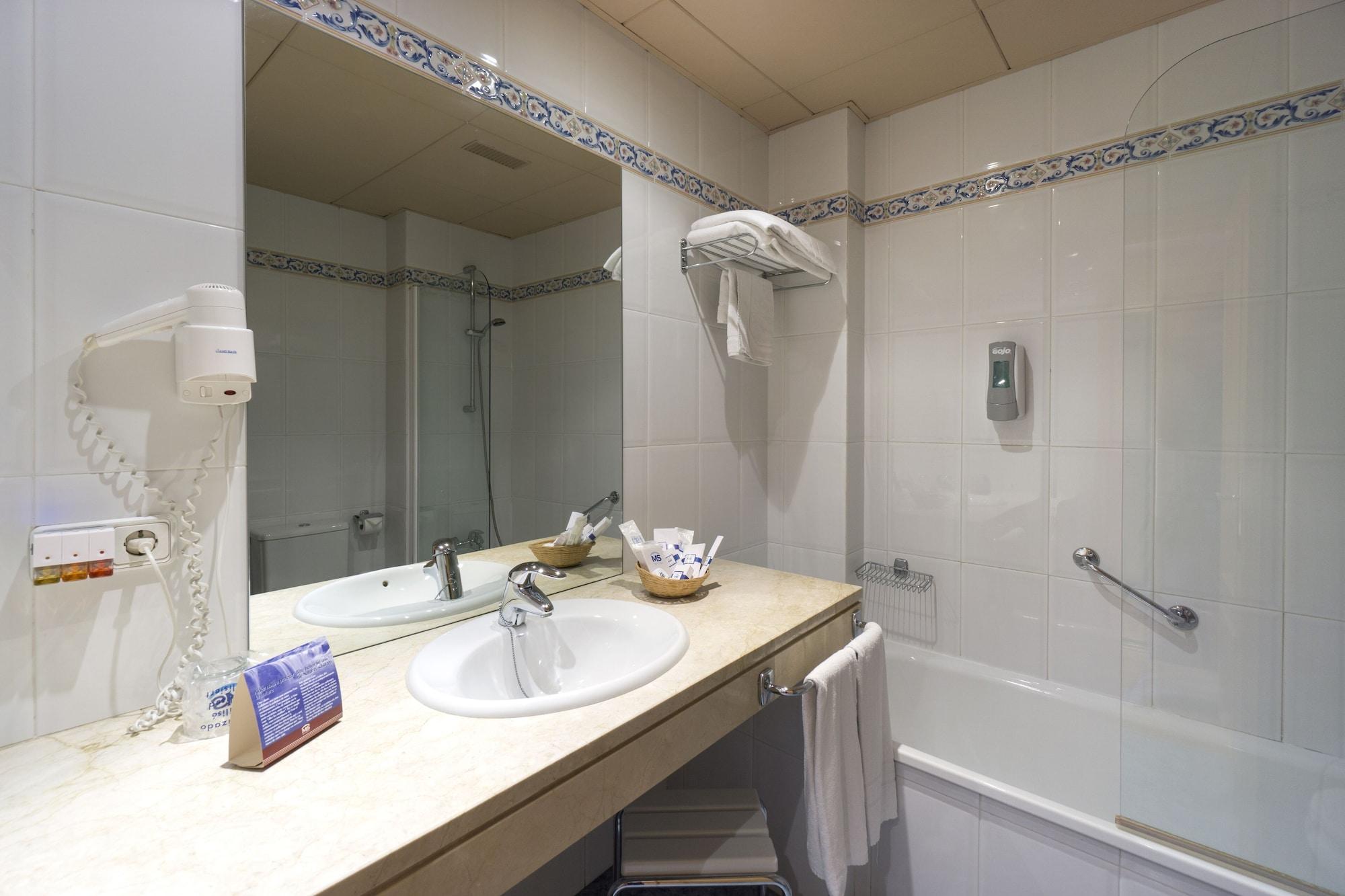 Hotel Fuente Las Piedras Кабра Екстериор снимка