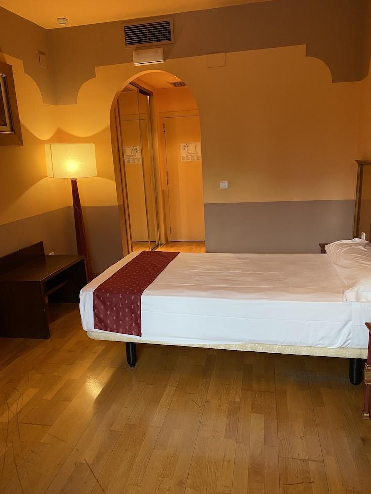 Hotel Fuente Las Piedras Кабра Екстериор снимка