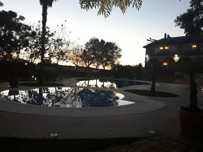 Hotel Fuente Las Piedras Кабра Екстериор снимка