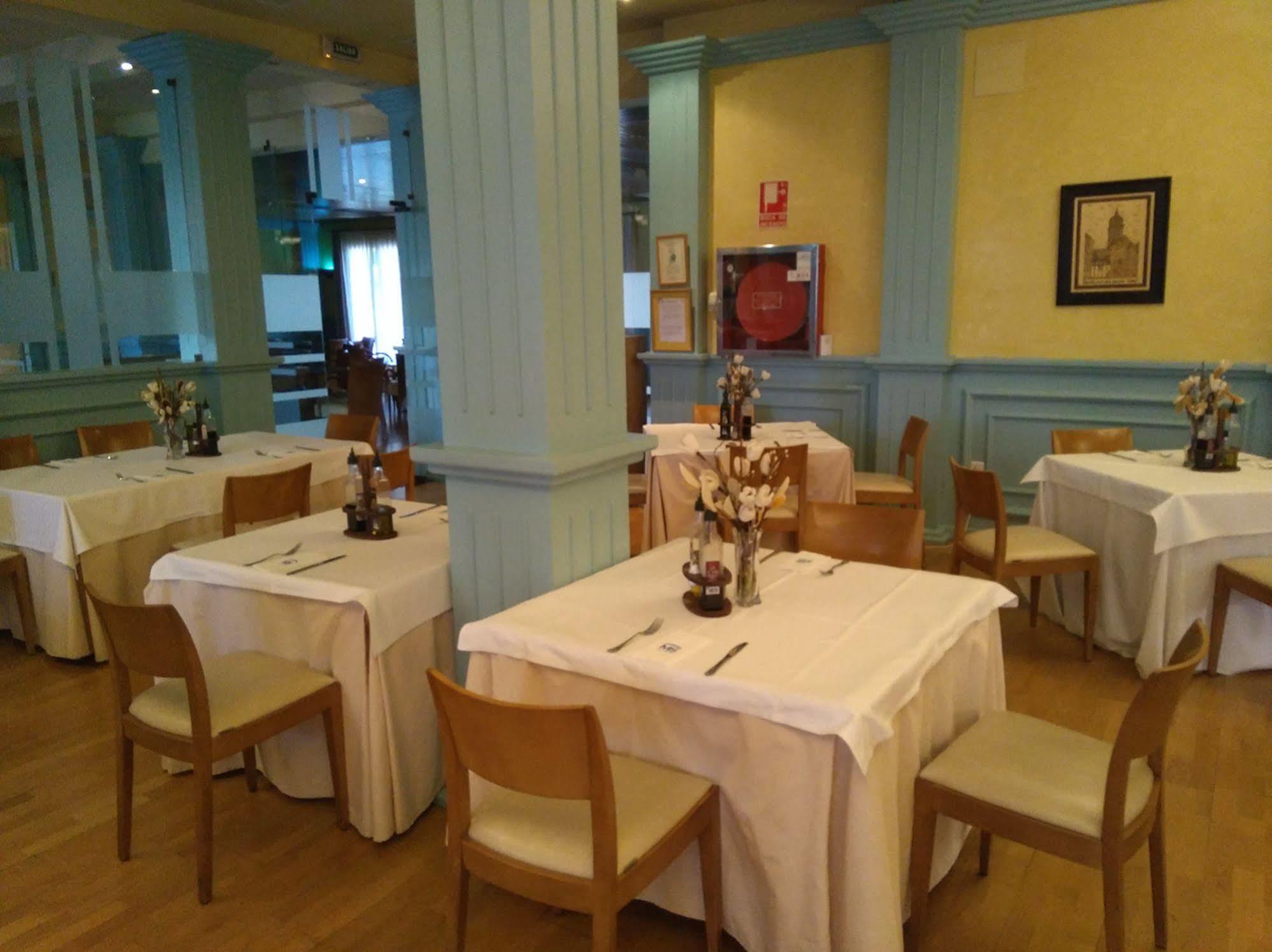 Hotel Fuente Las Piedras Кабра Екстериор снимка