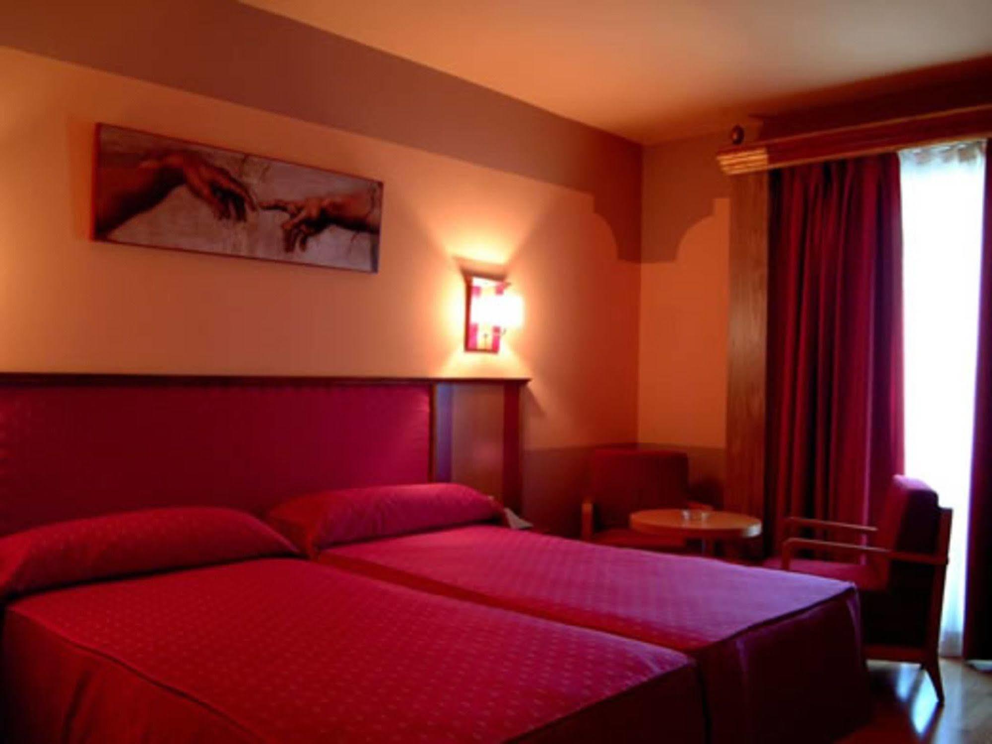 Hotel Fuente Las Piedras Кабра Екстериор снимка
