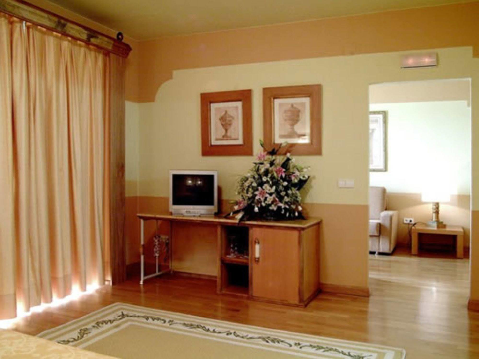 Hotel Fuente Las Piedras Кабра Екстериор снимка