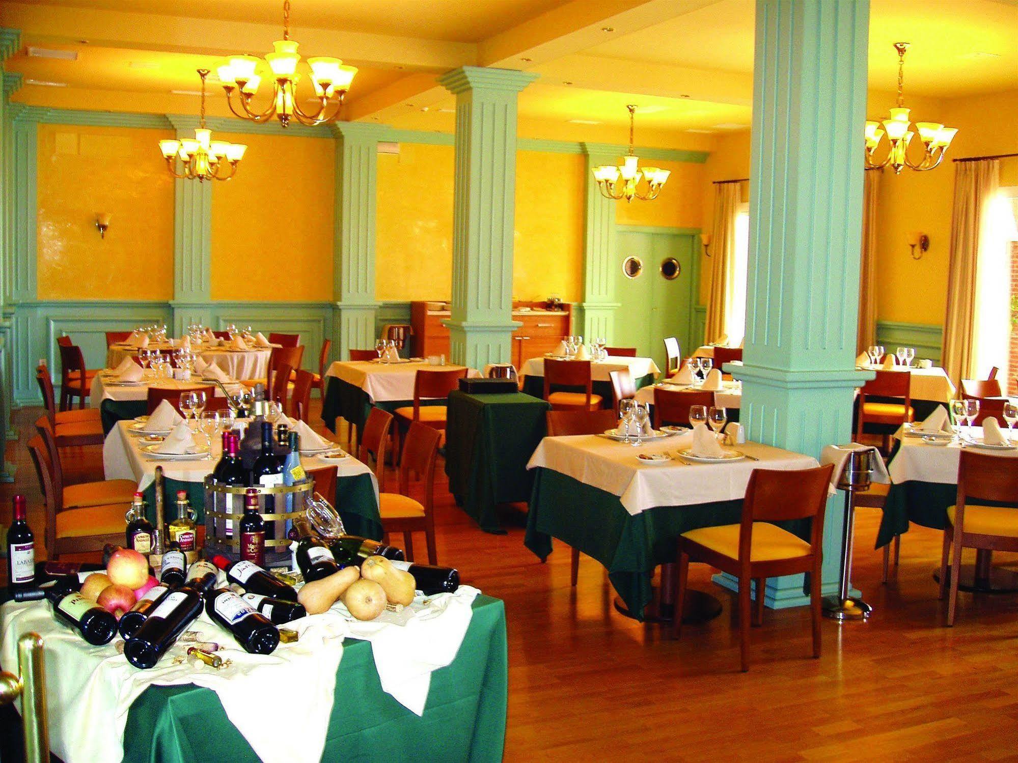 Hotel Fuente Las Piedras Кабра Екстериор снимка